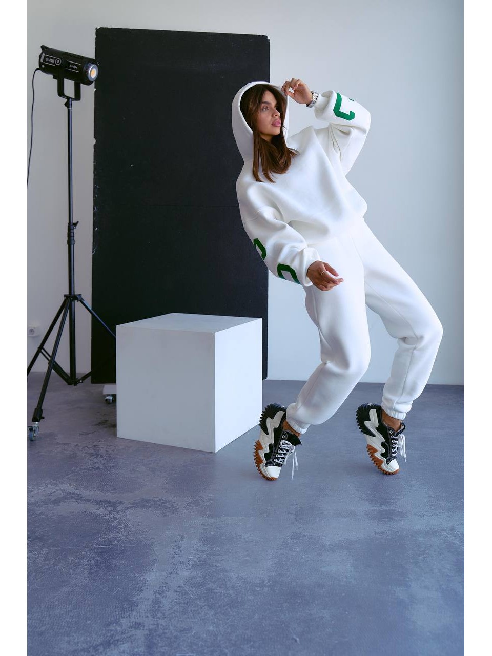 Жіночий теплий костюм з написом молочного кольору 34215