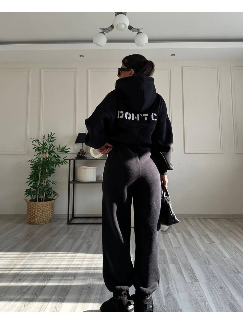 Жіночий теплий костюм з написом на спинi чорного кольору 35149