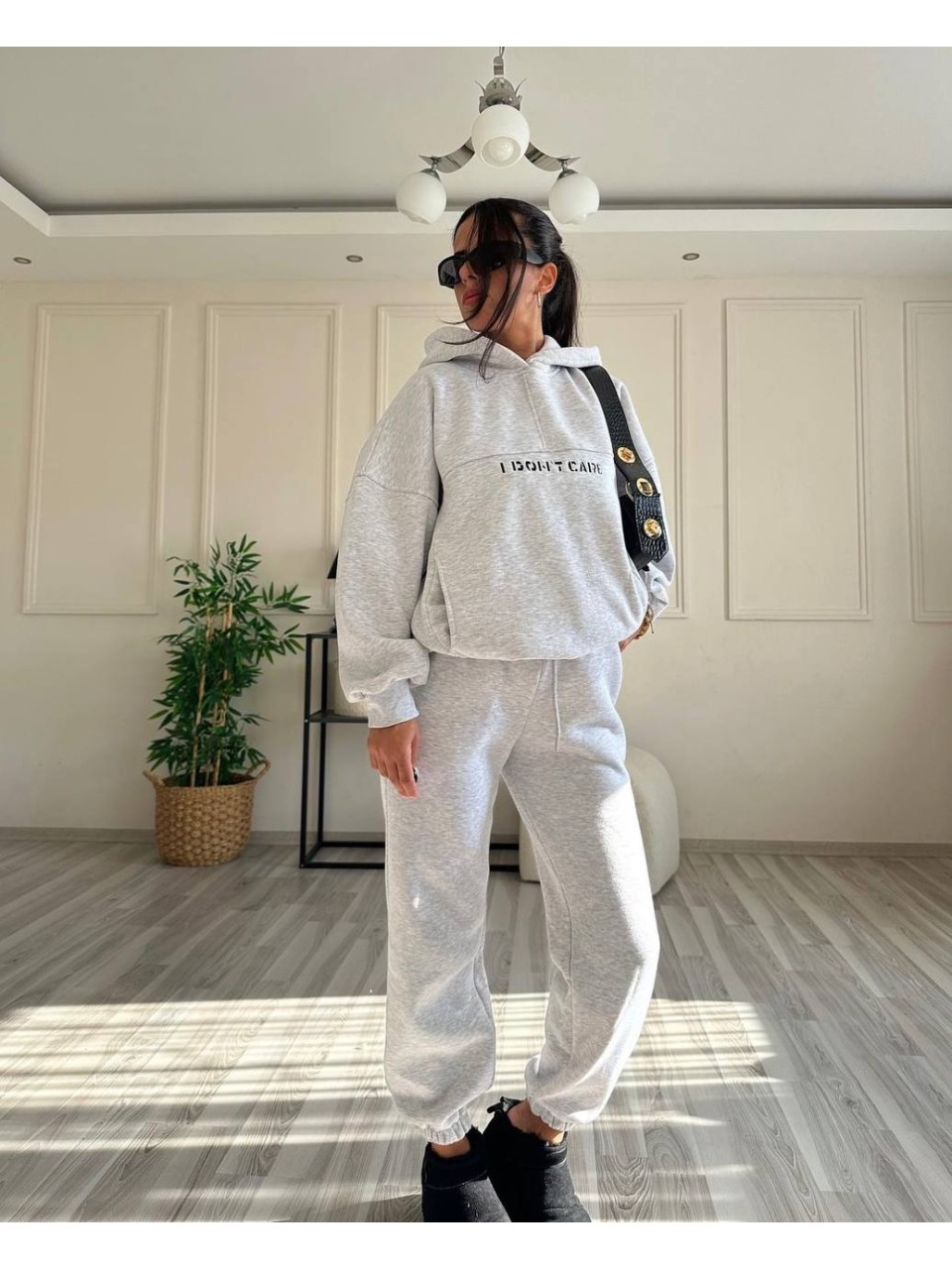 Женский теплый костюм с надписью на спине серого цвета 35148