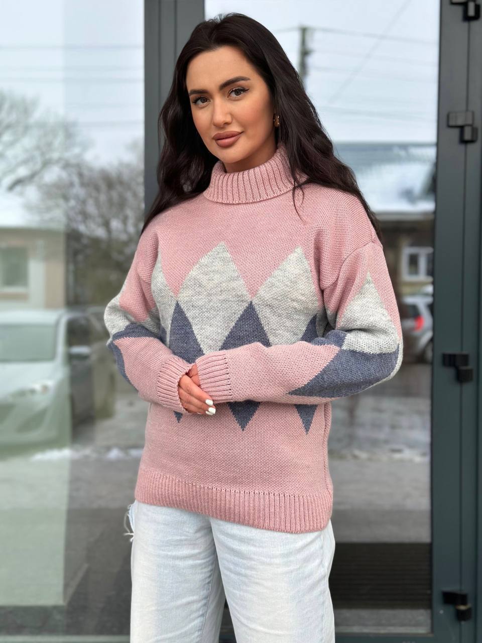 Жіночий теплий светр із горловиною рожевого кольору 30268