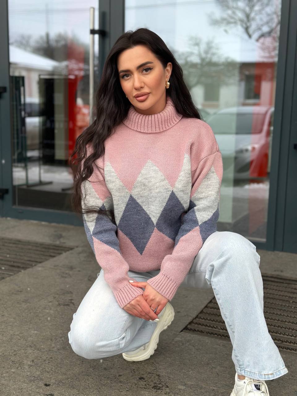 Жіночий теплий светр із горловиною рожевого кольору 30268