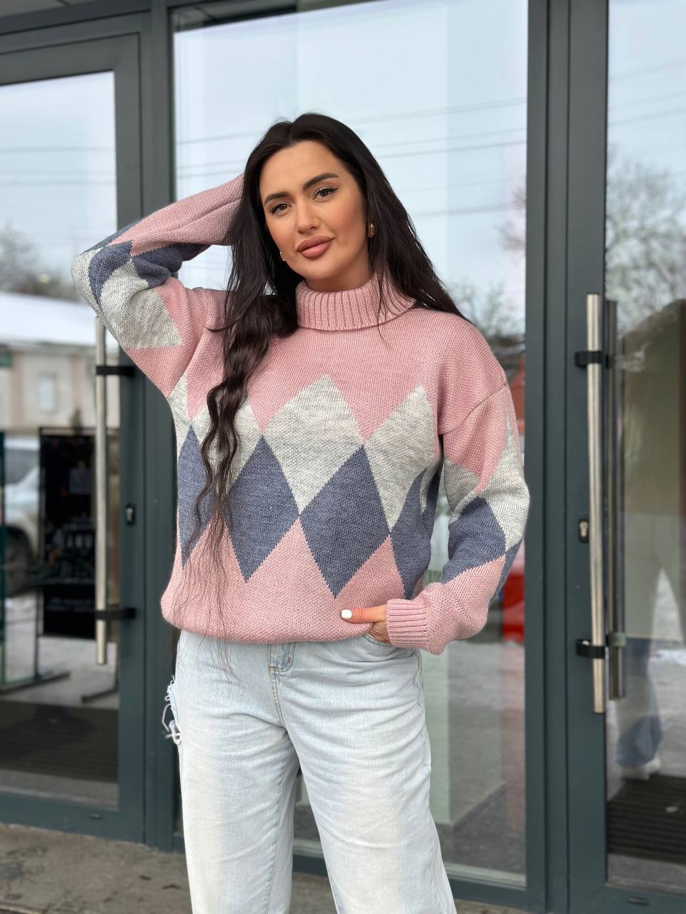 Жіночий теплий светр із горловиною рожевого кольору 30268