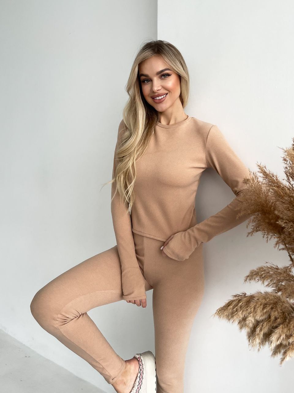 Жіночий теплий термокостюм бежевого кольору 35660