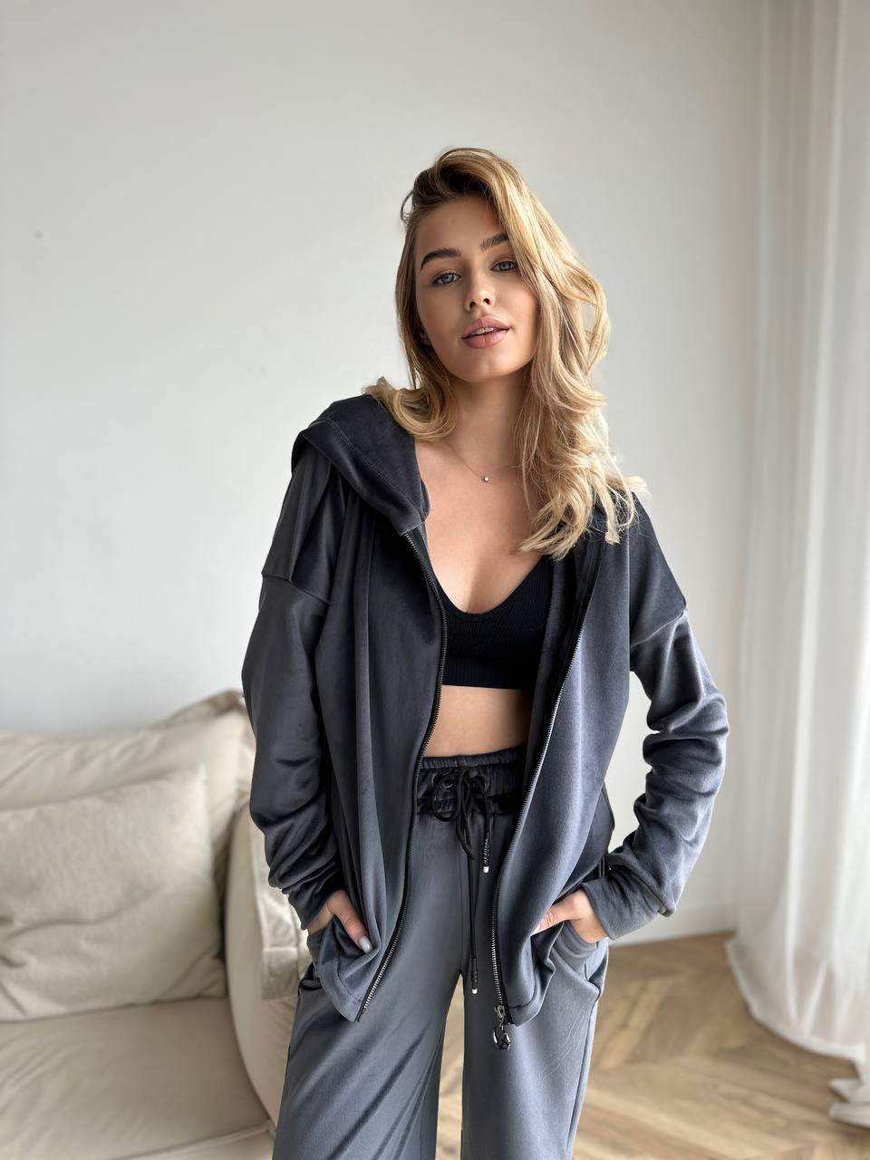 Жіночий теплий велюровий костюм графiтового кольору 35522