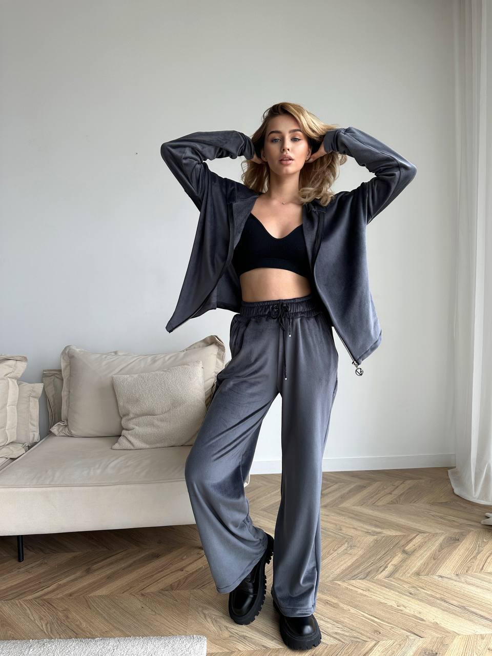 Жіночий теплий велюровий костюм графiтового кольору 35522