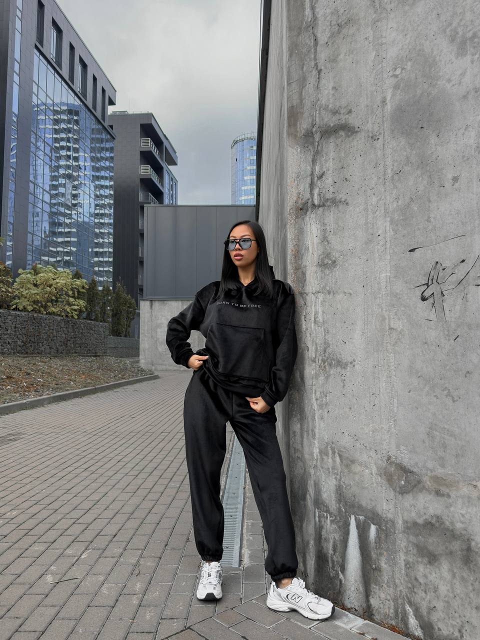 Жіночий теплий велюровий костюм з капюшоном чорного кольору 35700