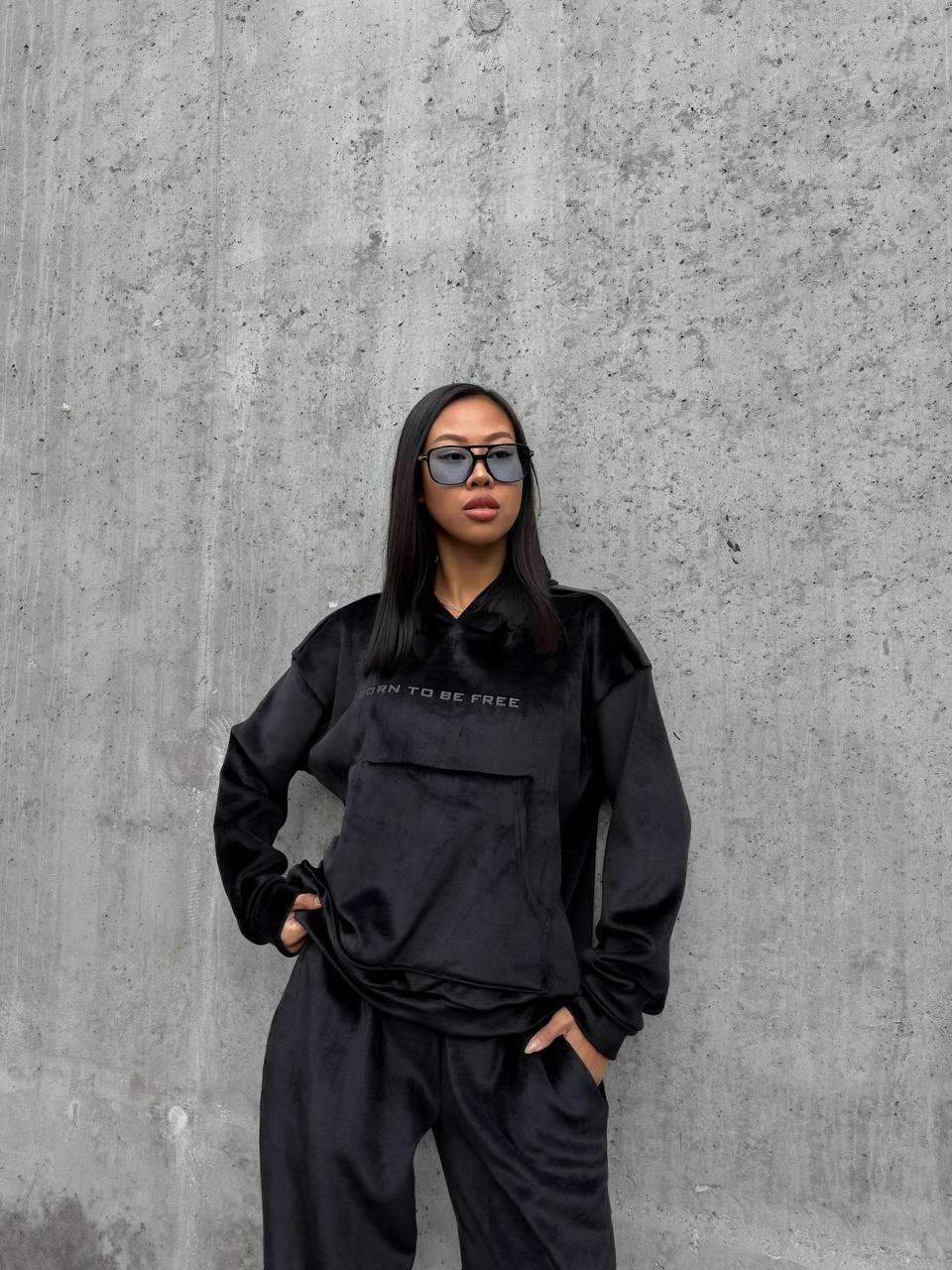 Жіночий теплий велюровий костюм з капюшоном чорного кольору 35700