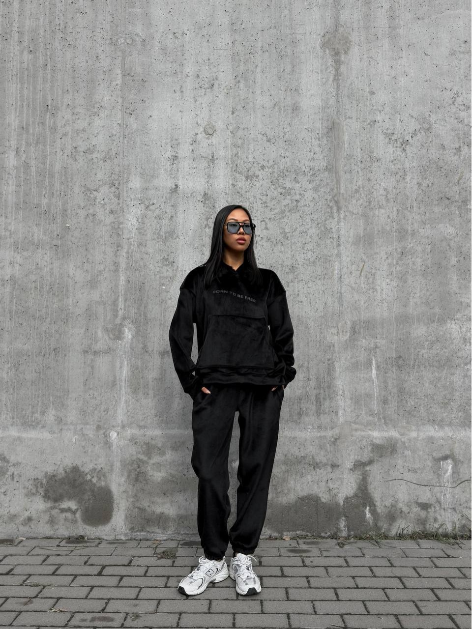 Жіночий теплий велюровий костюм з капюшоном чорного кольору 35700