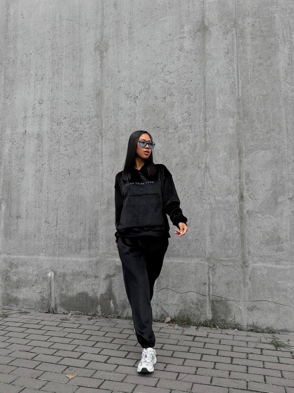 Жіночий теплий велюровий костюм з капюшоном чорного кольору 35700