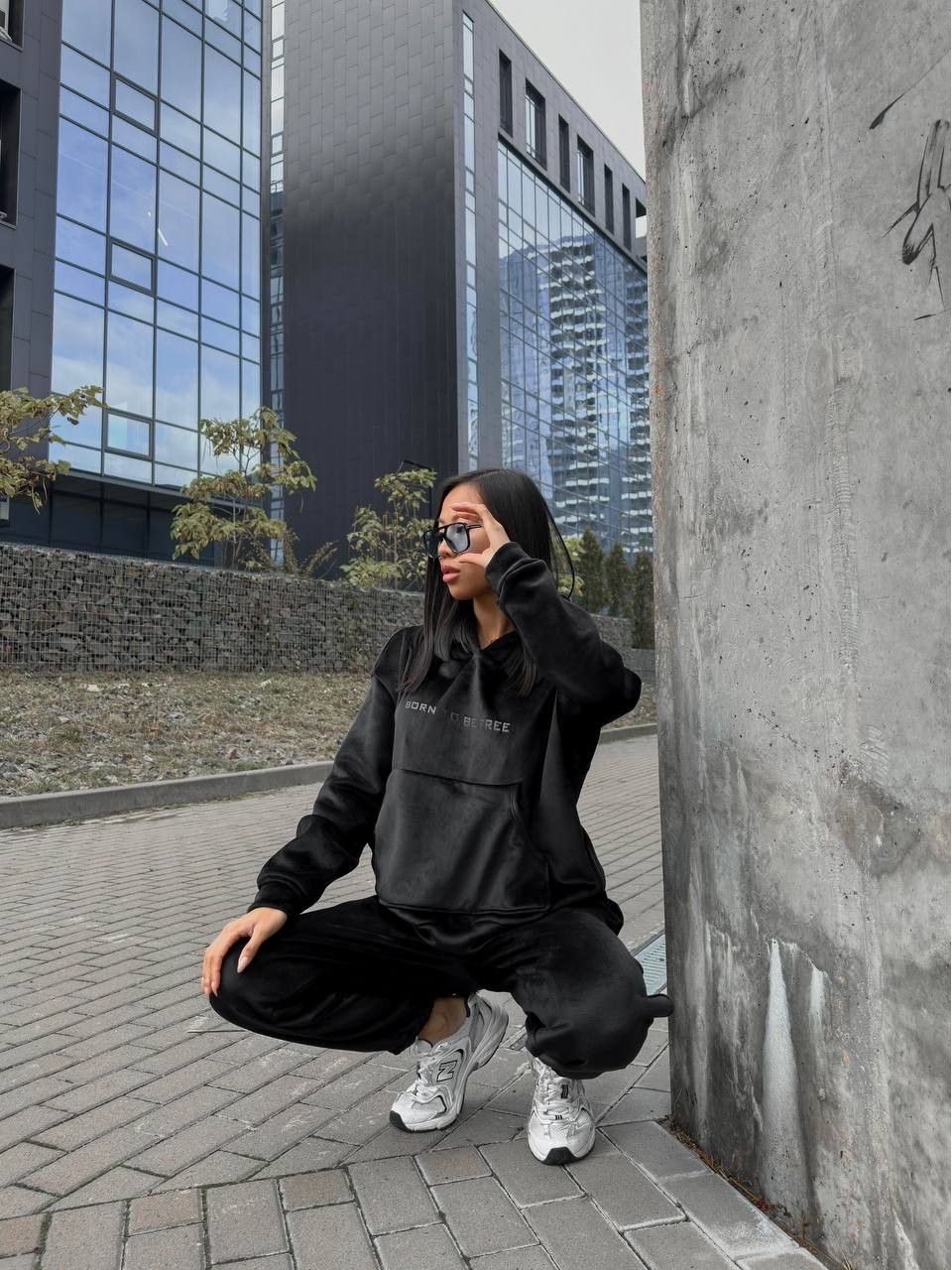 Жіночий теплий велюровий костюм з капюшоном чорного кольору 35700