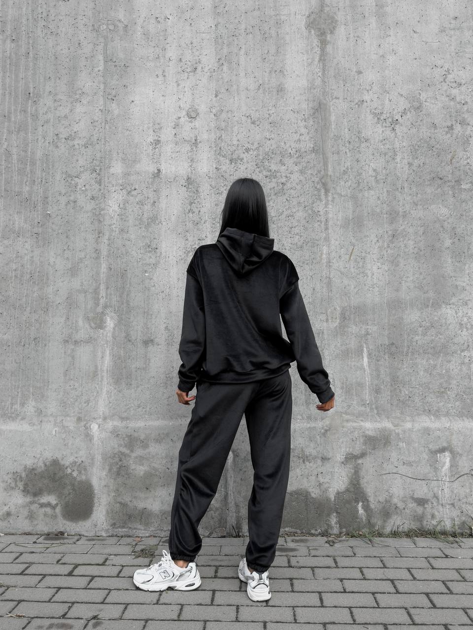 Жіночий теплий велюровий костюм з капюшоном чорного кольору 35700