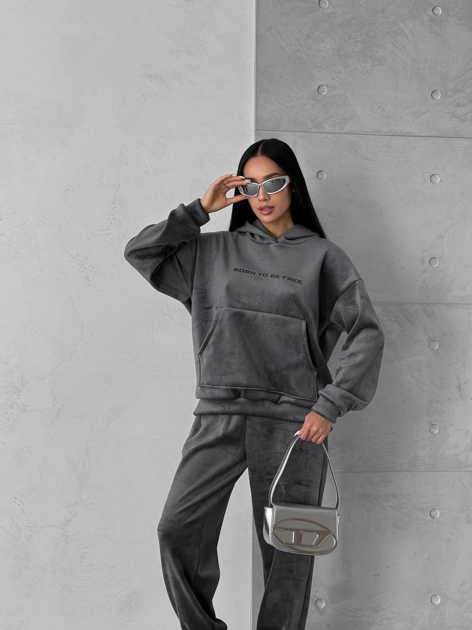 Жіночий теплий велюровий костюм з капюшоном графiтового кольору 35699