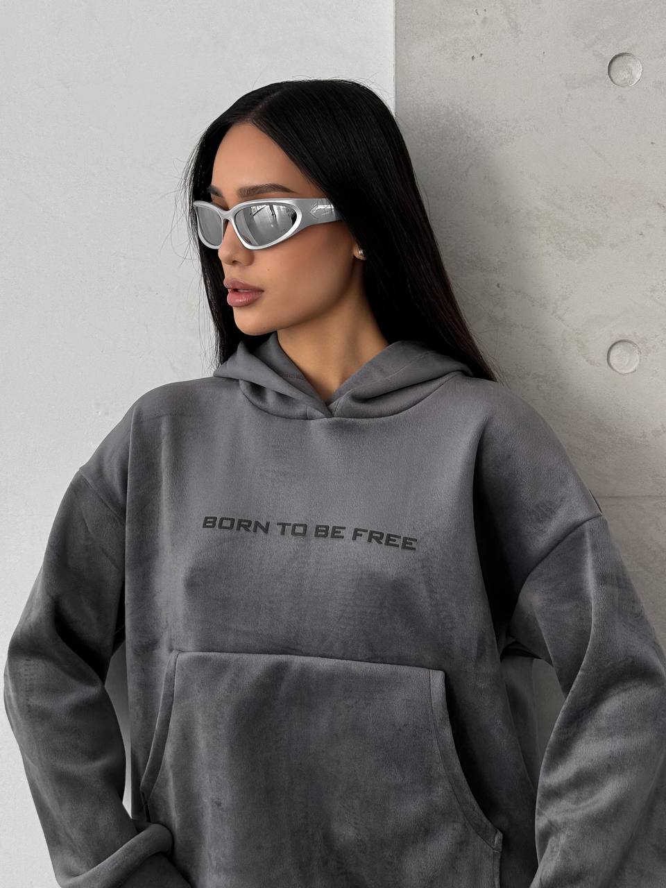 Жіночий теплий велюровий костюм з капюшоном графiтового кольору 35699