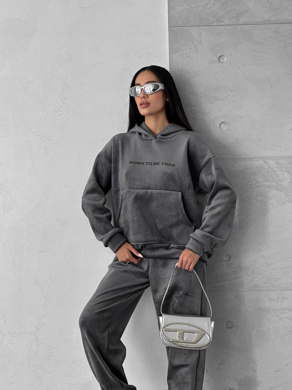 Жіночий теплий велюровий костюм з капюшоном графiтового кольору 35699