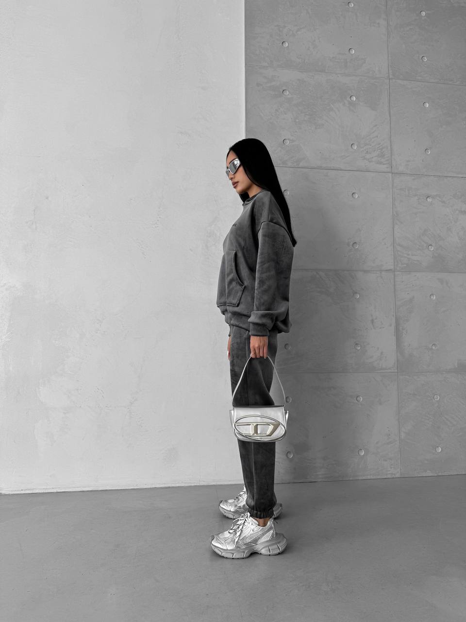 Жіночий теплий велюровий костюм з капюшоном графiтового кольору 35699