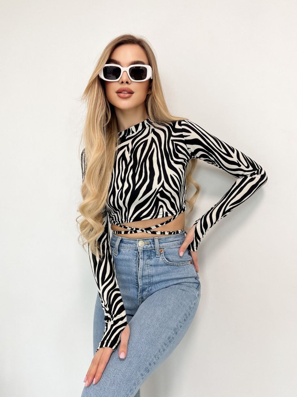 Женский топ с рукавом на завязках черно-белого цвета 34714