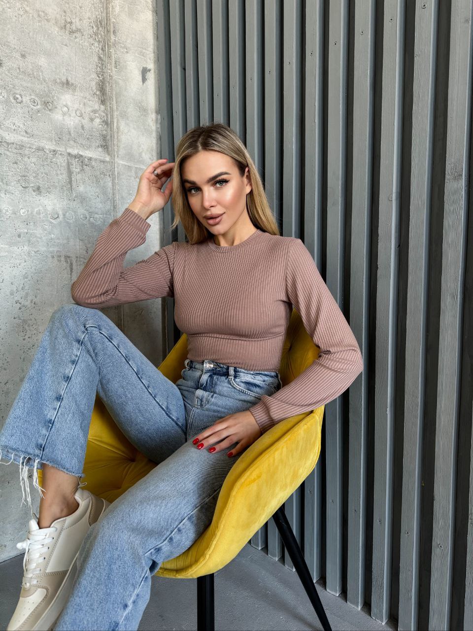 Жіночий топ із рукавом в рубчик кавового кольору 35675