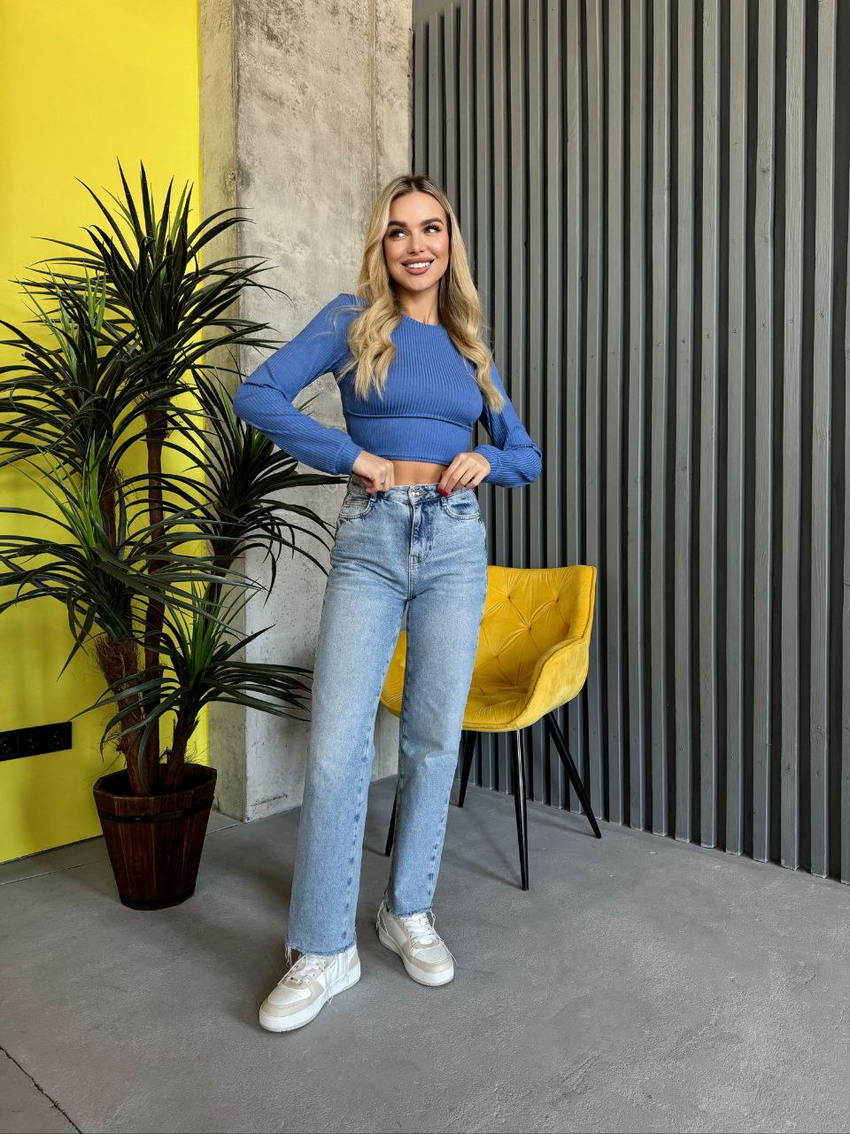 Жіночий топ із рукавом в рубчик синього кольору 35673