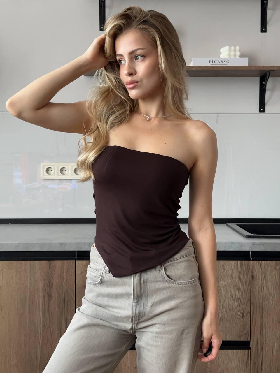 Жіночий топ з асиметричним краєм коричневого кольору 33991