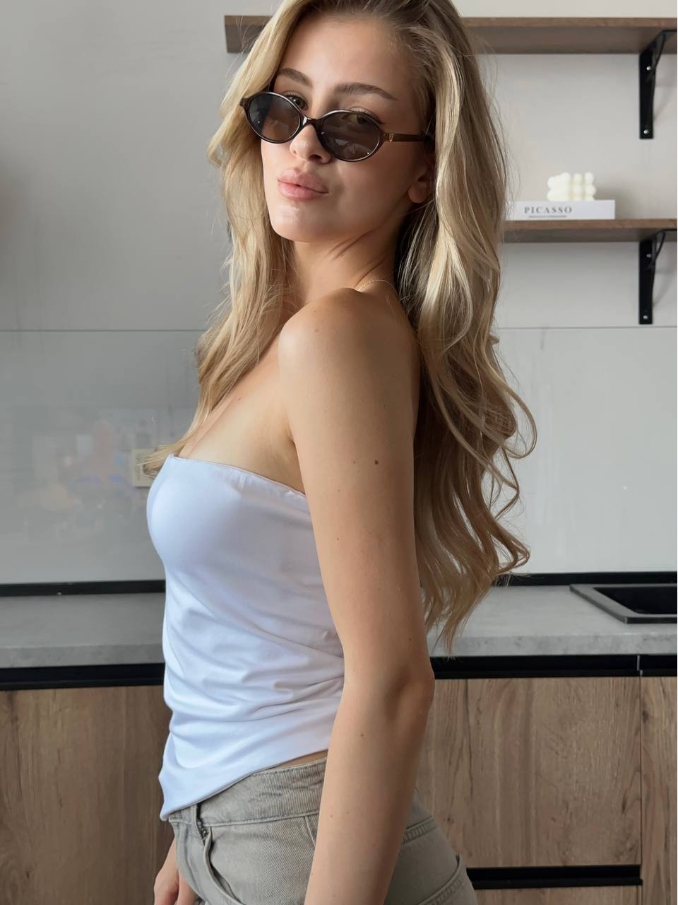 Жіночий топ з асиметричним краєм молочного кольору 33990