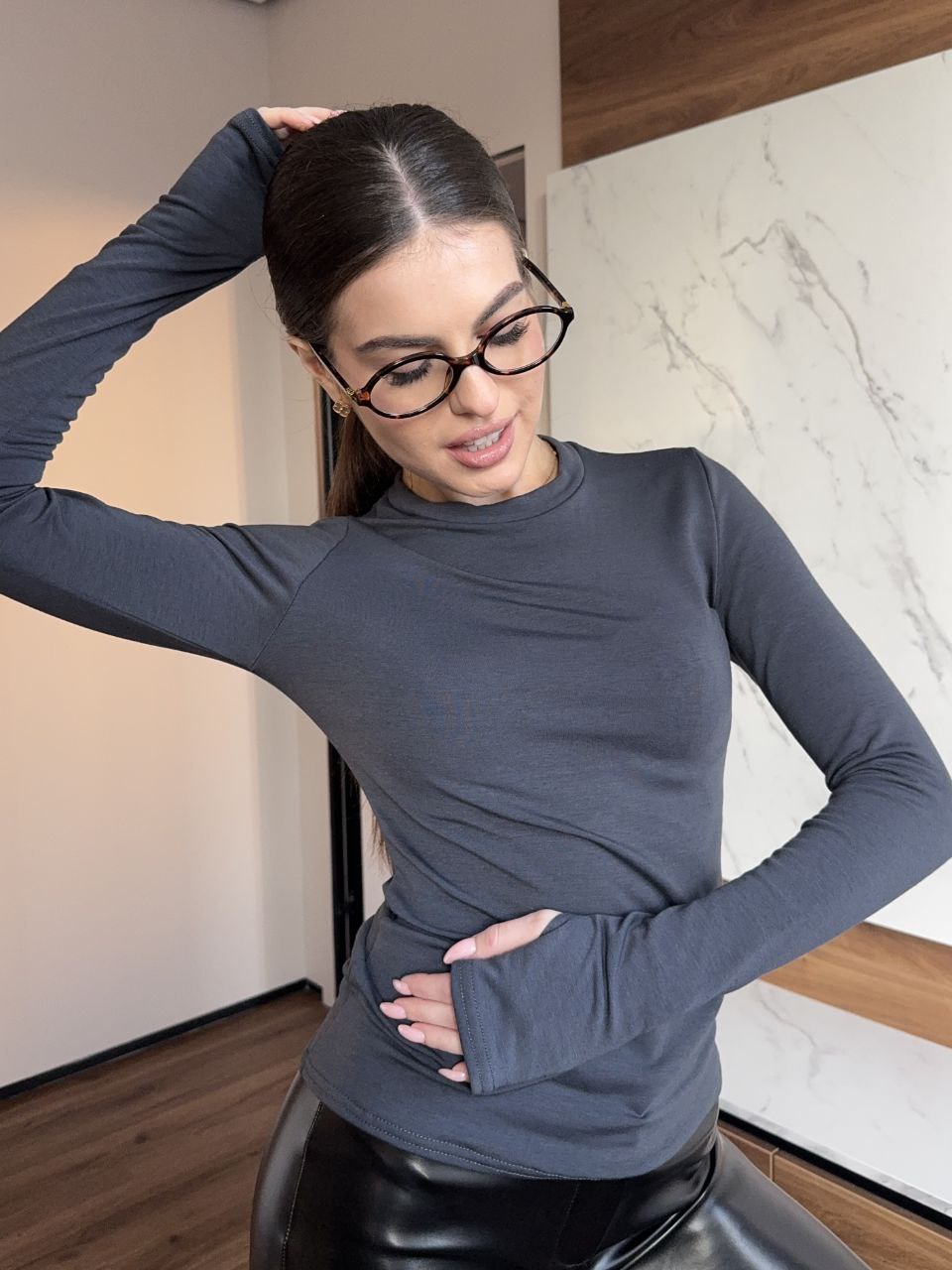 Жіночий утеплений лонгслів графiтового кольору 35857