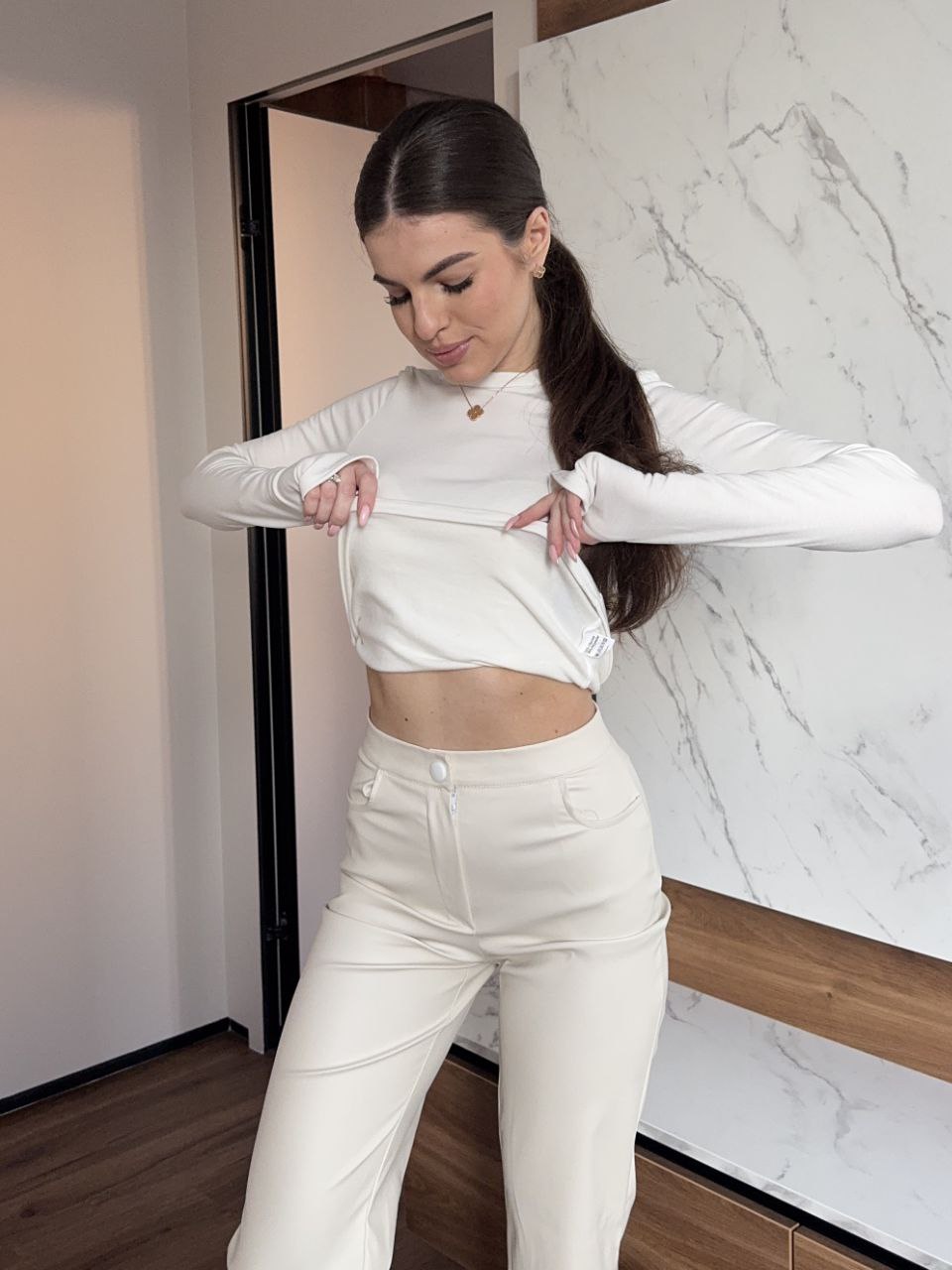 Женский утепленный лонгслив молочного цвета 35856