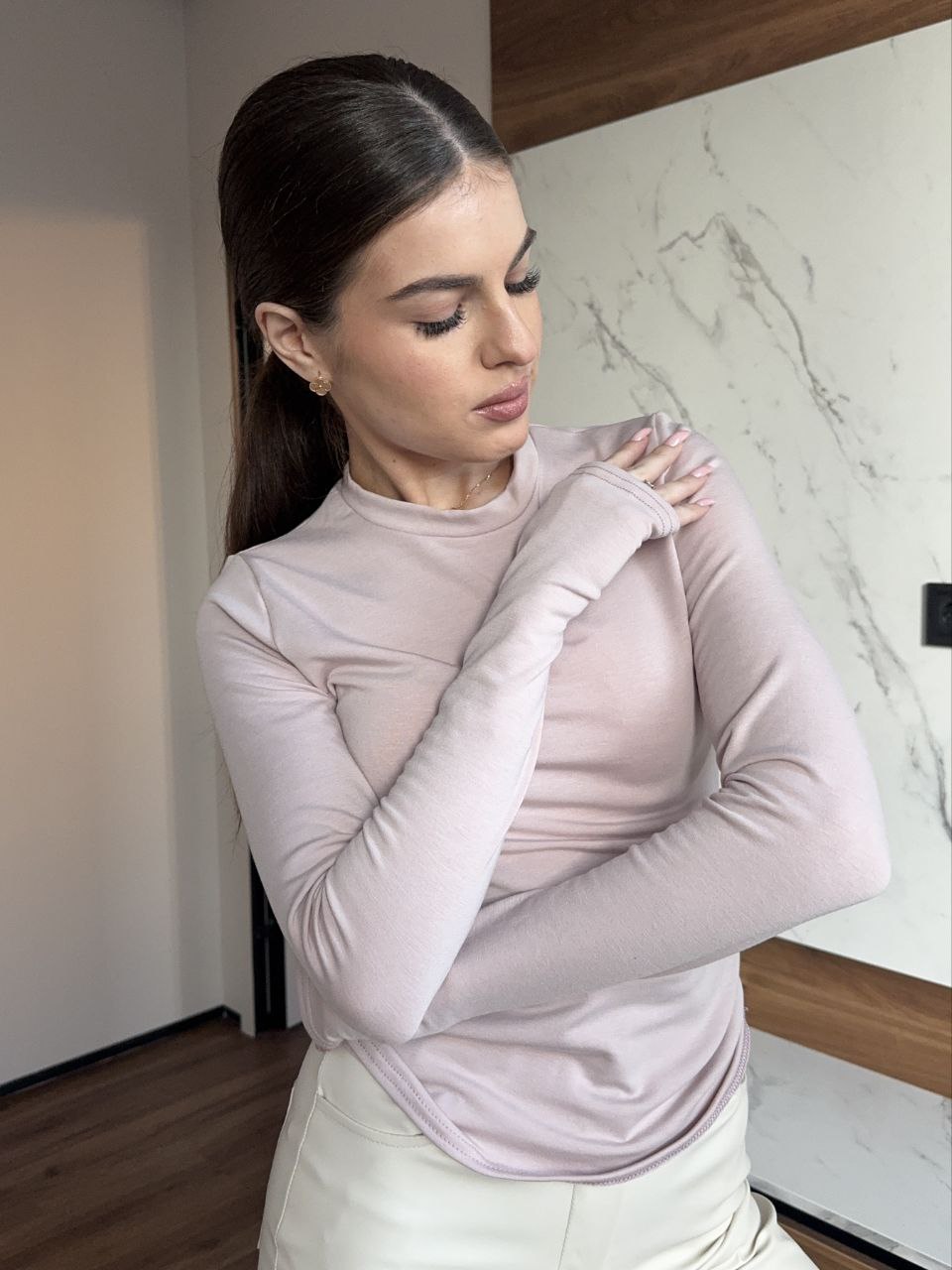 Женский утепленный лонгслив пудрового цвета 35859