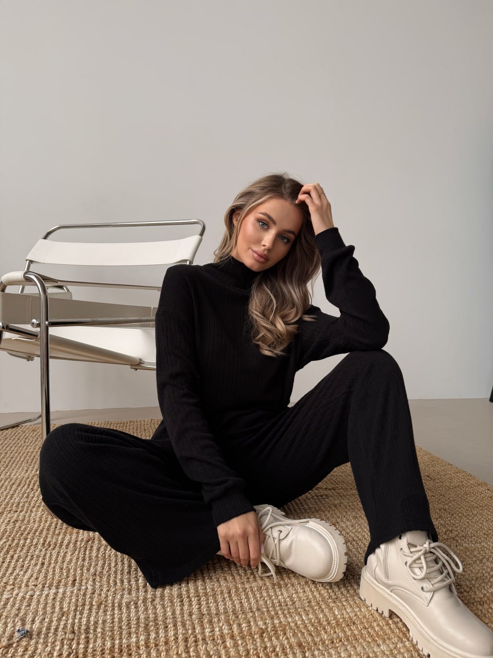 Жіночий в'язаний костюм чорного кольору 29954