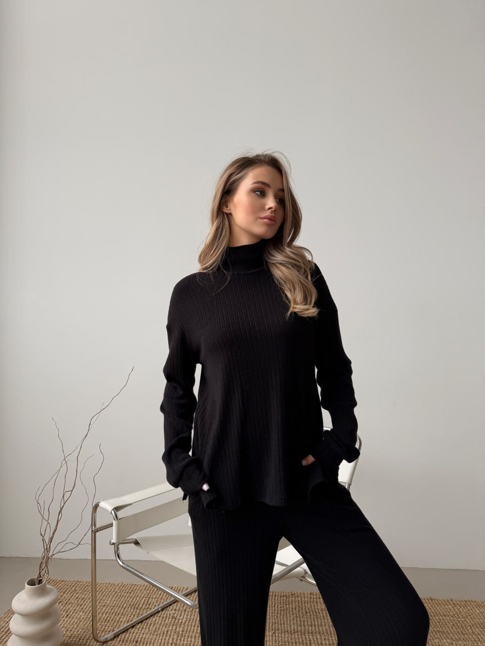 Жіночий в'язаний костюм чорного кольору 29954
