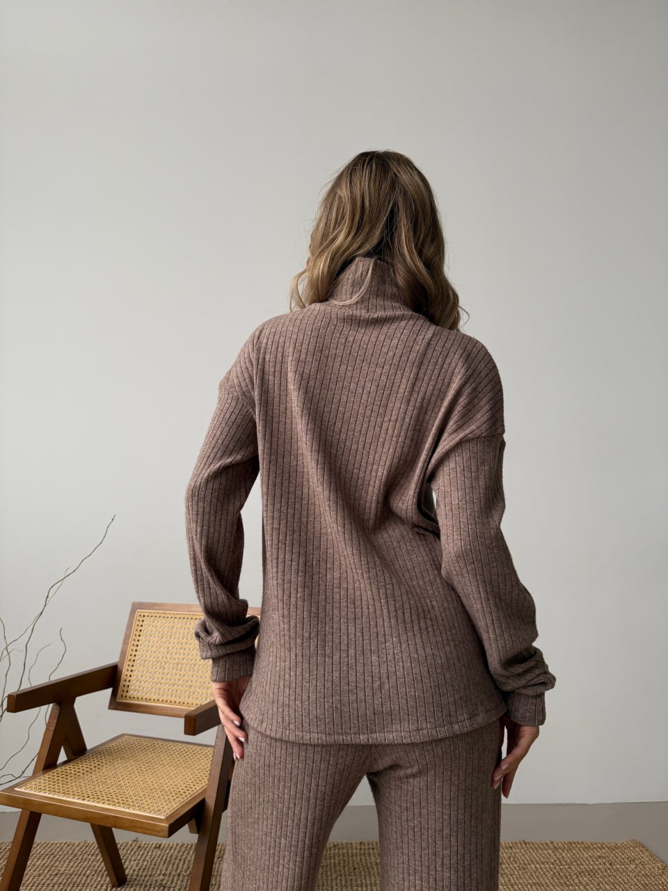 Жіночий в'язаний костюм кавового кольору 34489