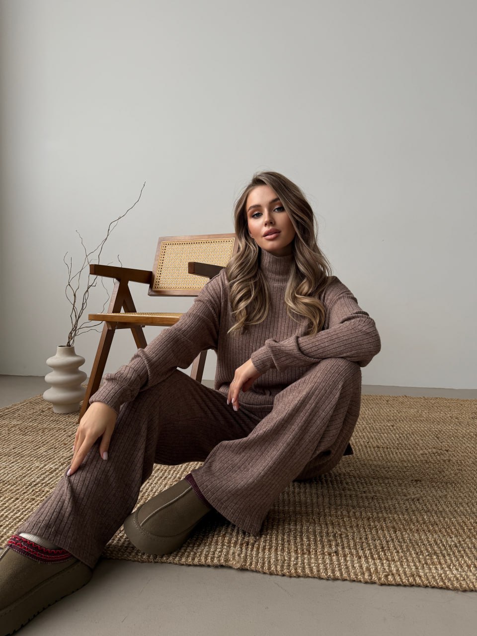 Жіночий в'язаний костюм кавового кольору 34489