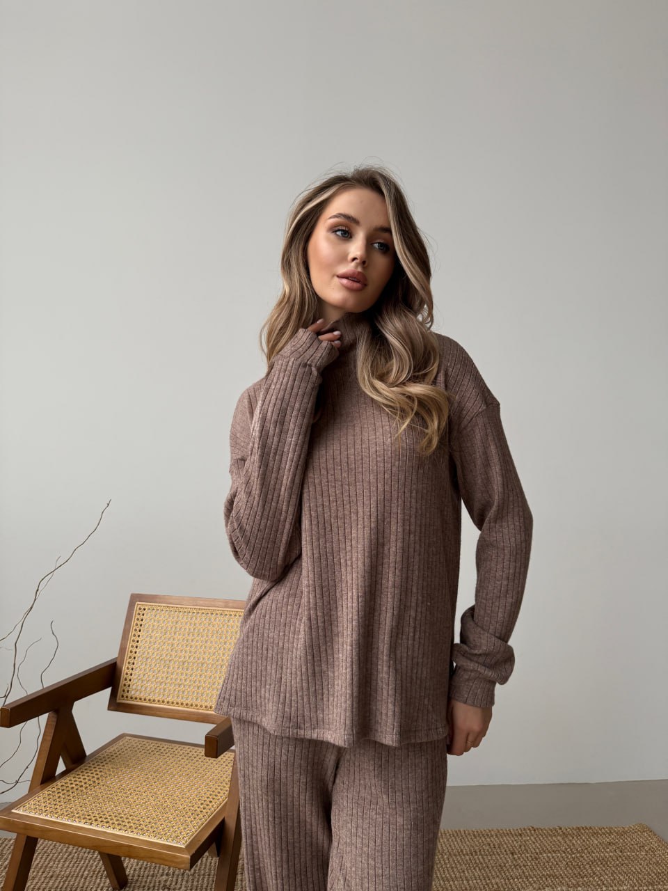 Жіночий в'язаний костюм кавового кольору 34489