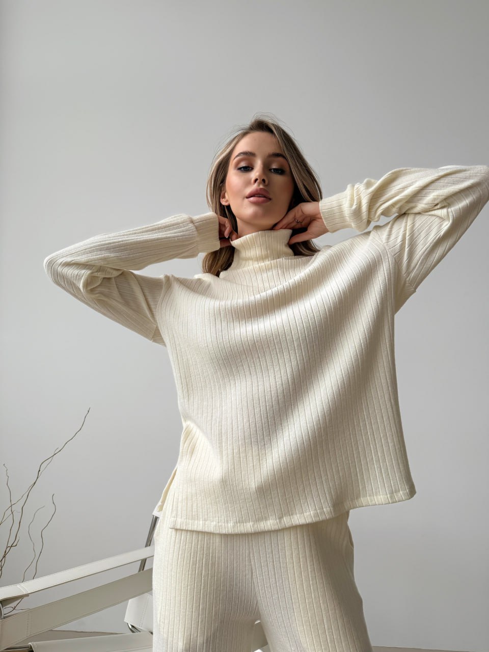 Жіночий в'язаний костюм молочного кольору 29953