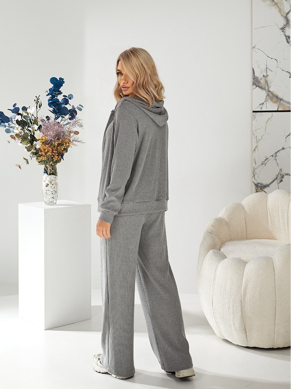 Жіночий в'язаний костюм на змiйцi сiрого кольору 34522