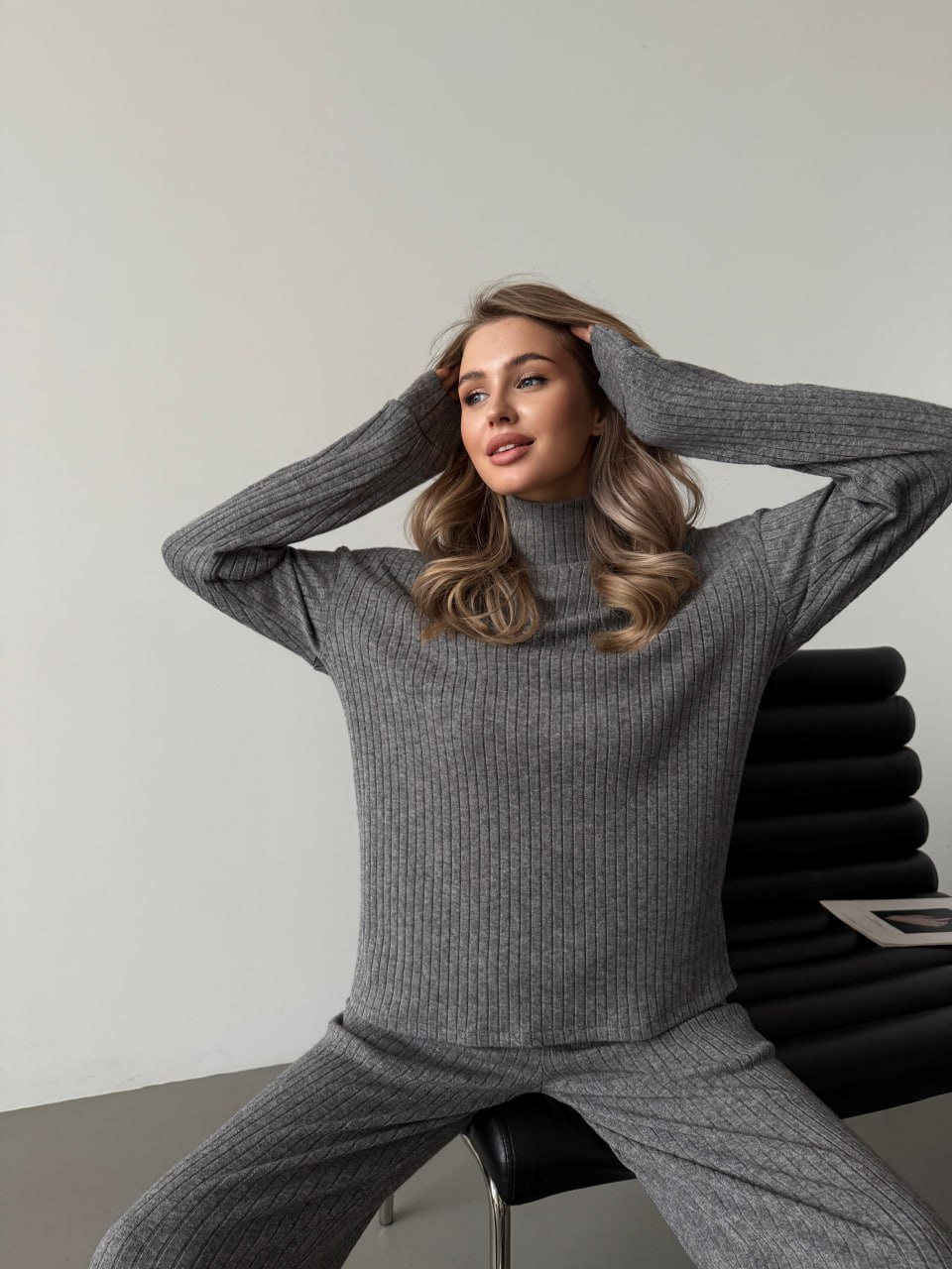 Жіночий в'язаний костюм сiрого кольору 29952