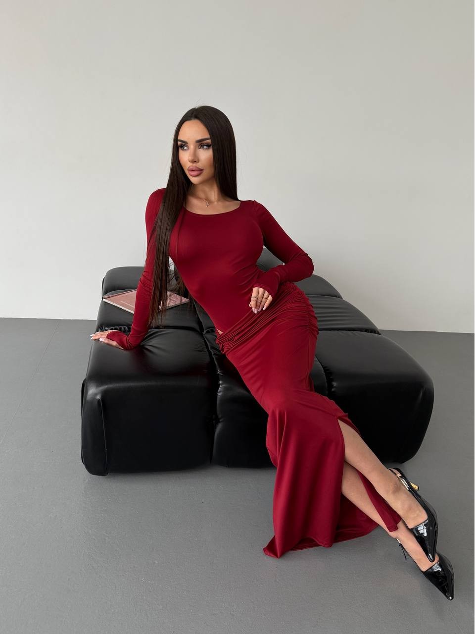 Жіночий вечірній костюм (боді+спідниця максі) бордового кольору 36054