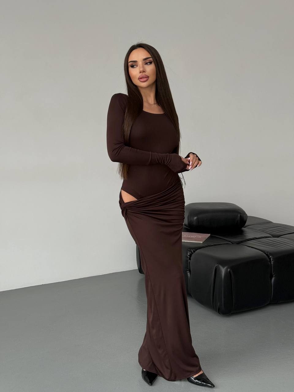 Жіночий вечірній костюм (боді+спідниця максі) коричневого кольору 35931