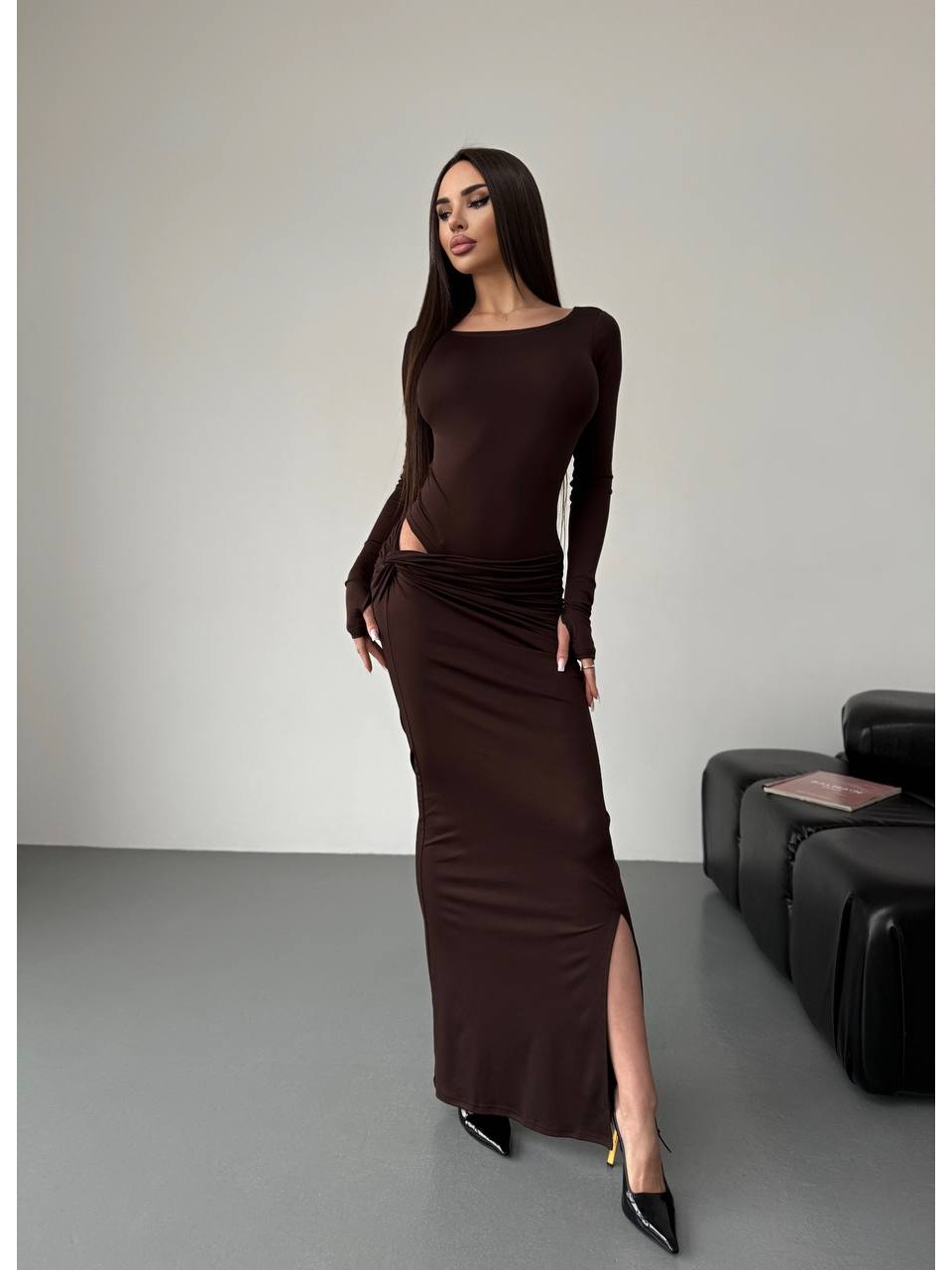 Жіночий вечірній костюм (боді+спідниця максі) коричневого кольору 35931
