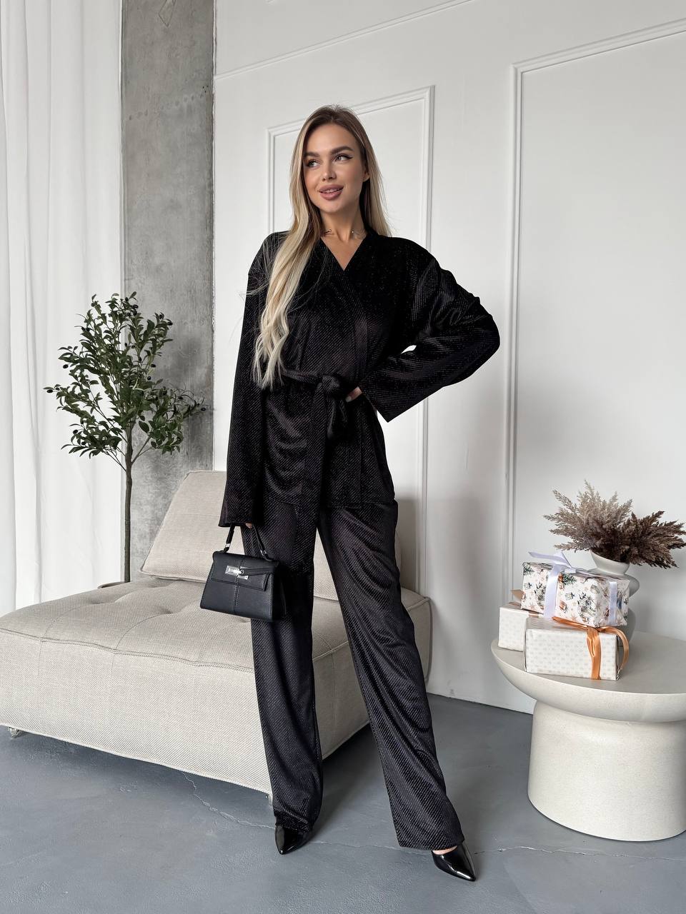 Жіночий вечiрнiй костюм з оксамита чорного кольору 36075