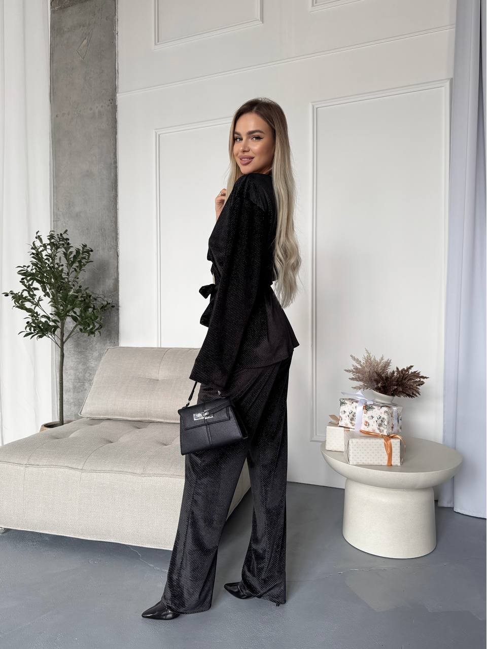 Жіночий вечiрнiй костюм з оксамита чорного кольору 36075