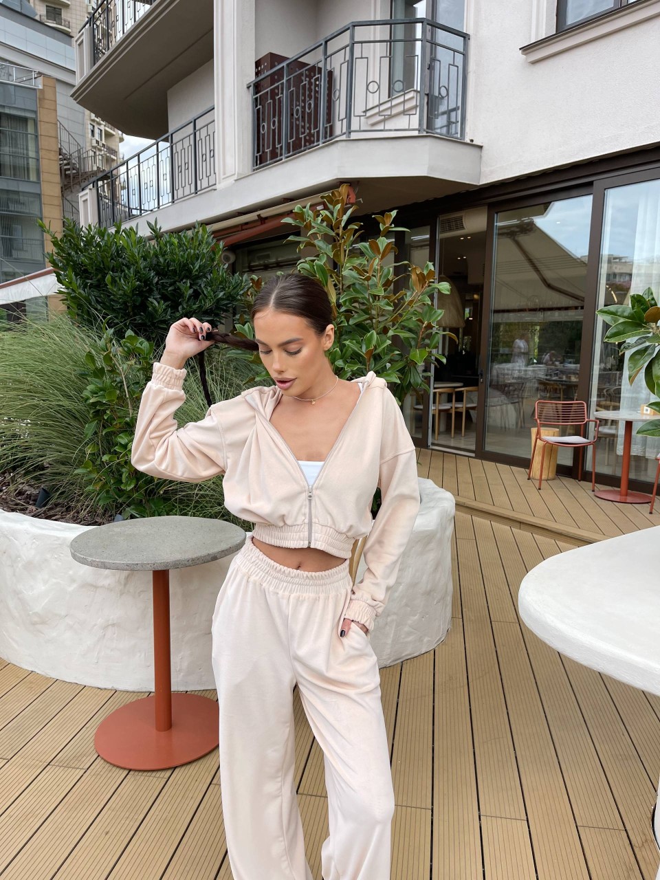 Жіночий велюровий костюм бежевого кольору 34496