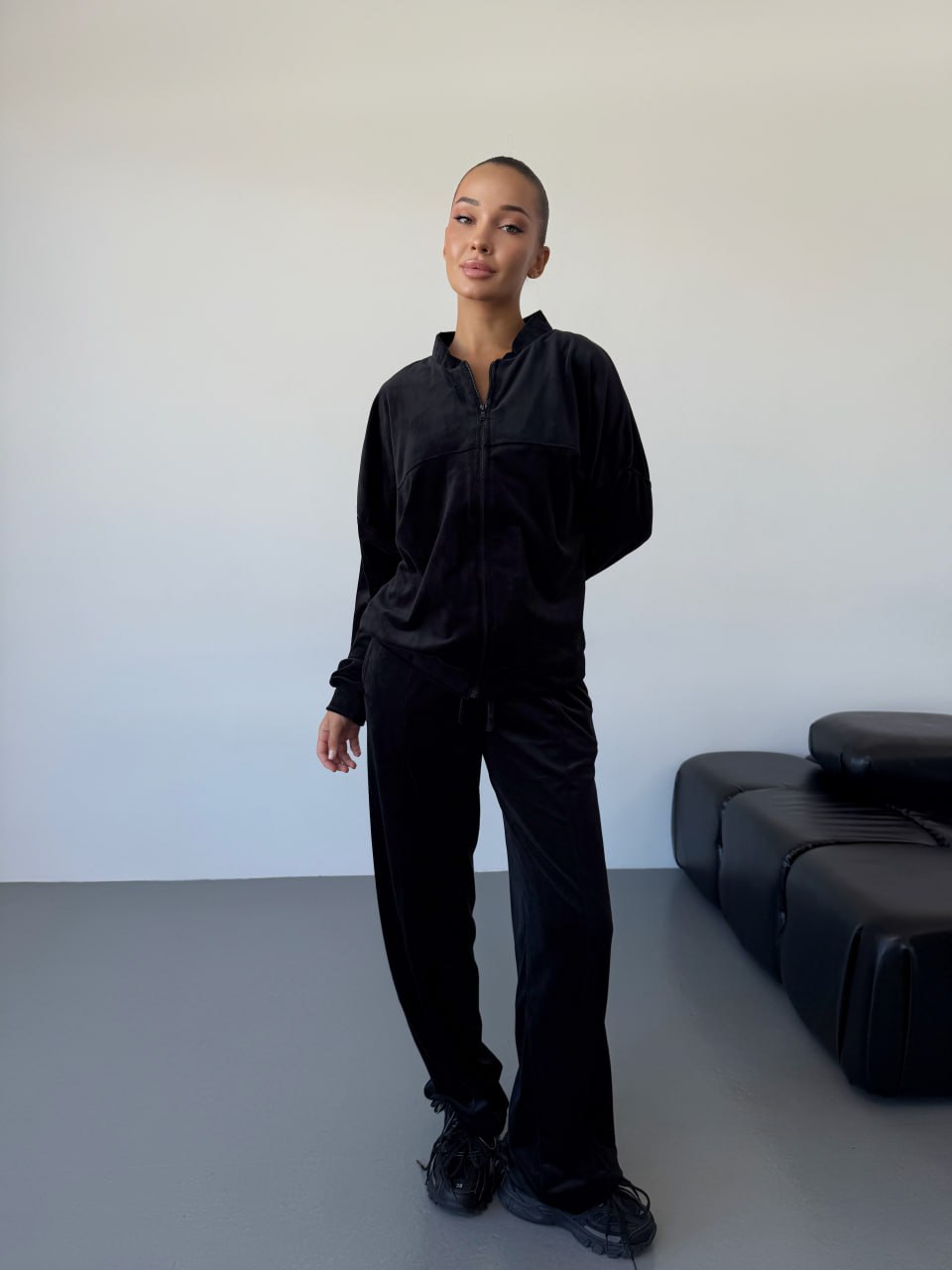 Жіночий велюровий костюм чорного кольору 34453