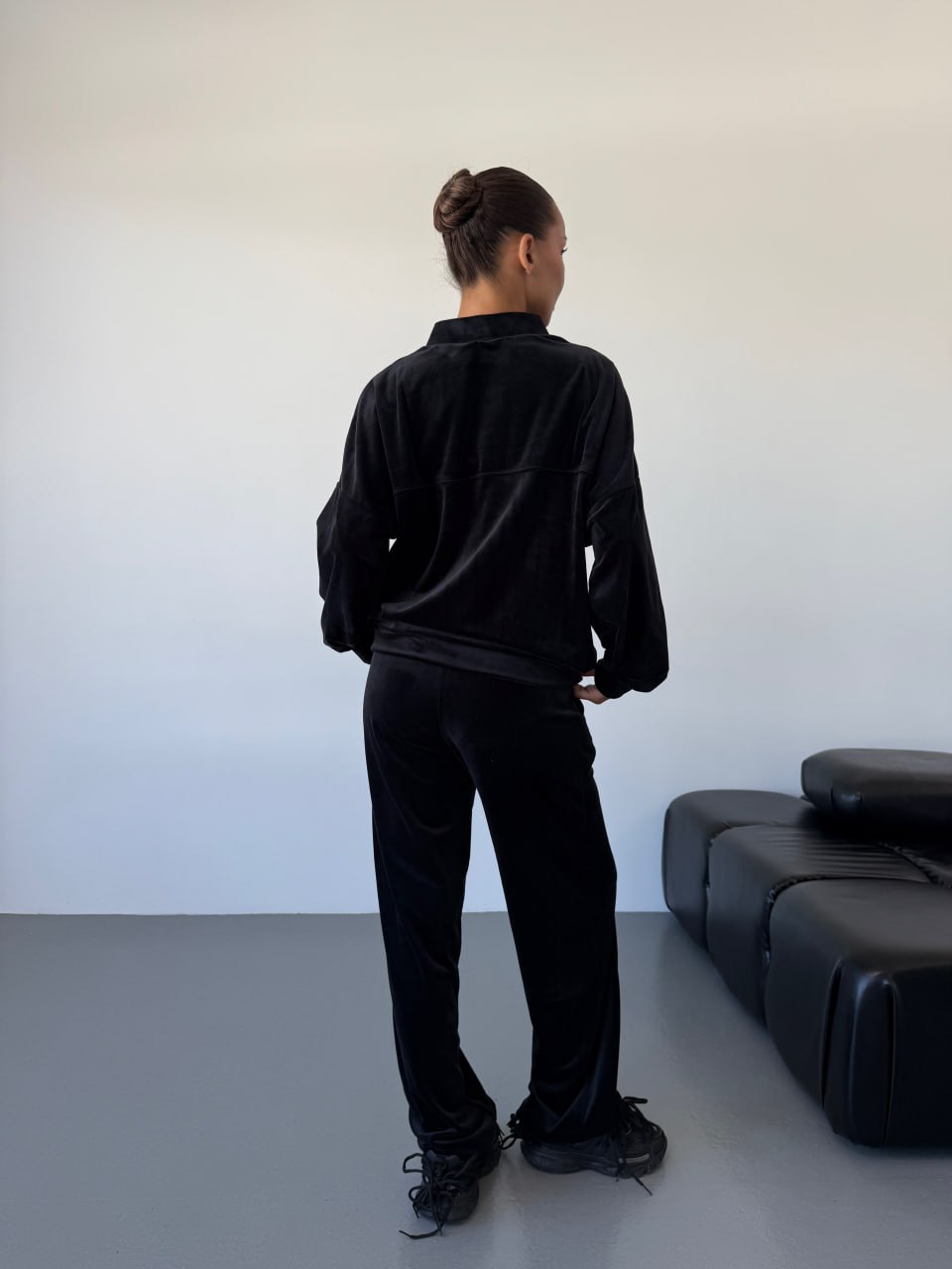 Жіночий велюровий костюм чорного кольору 34453