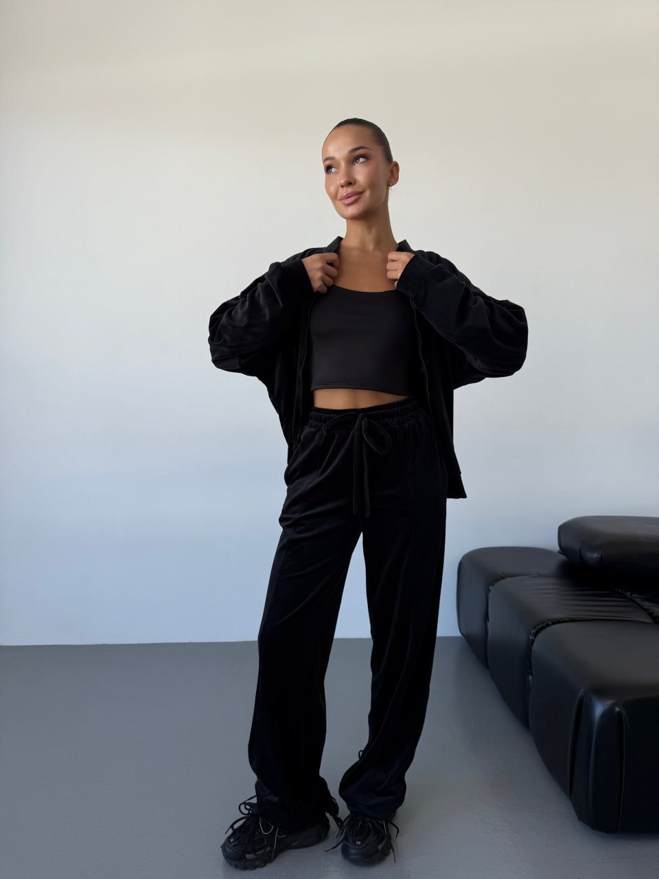 Жіночий велюровий костюм чорного кольору 34453