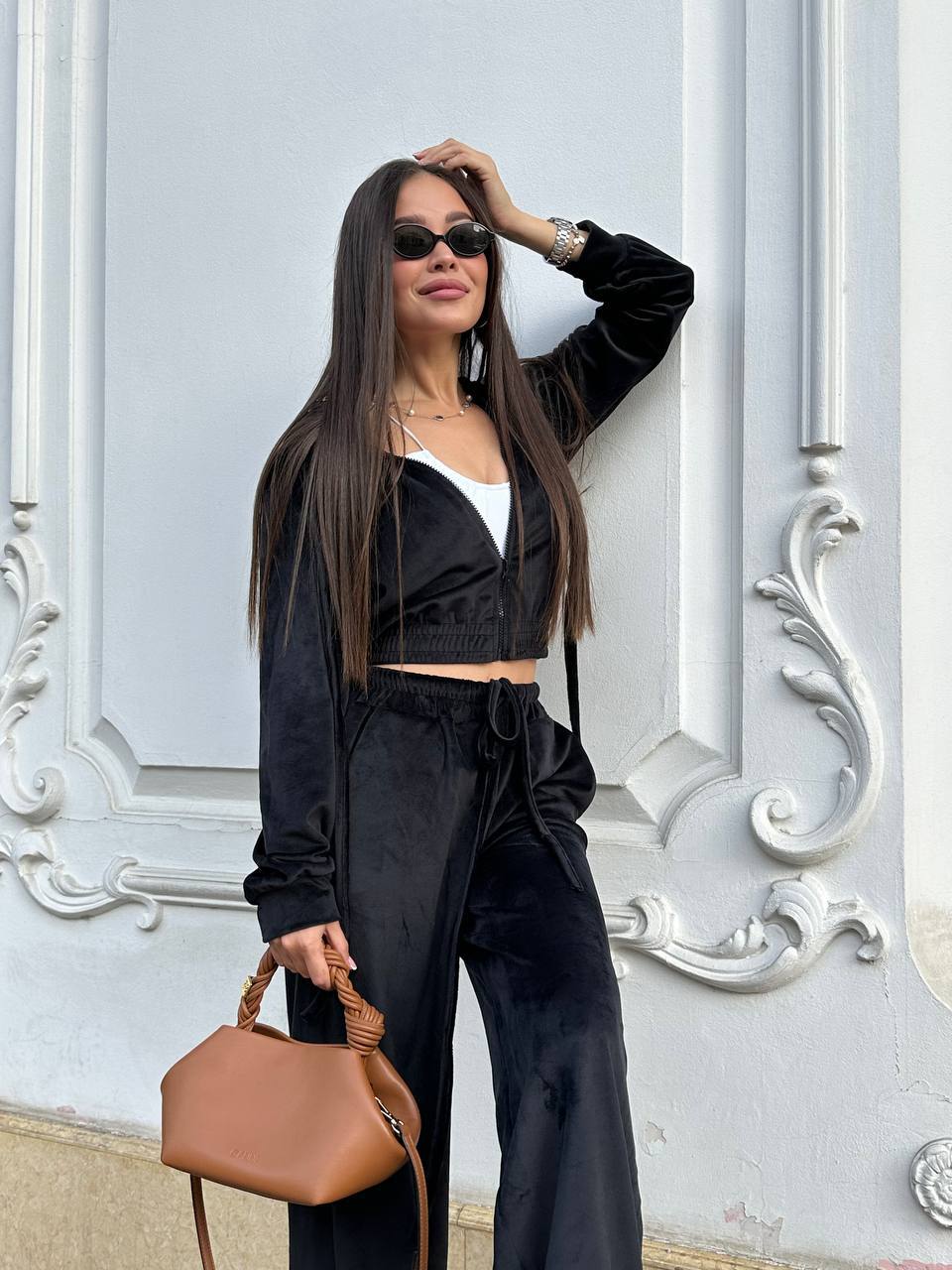 Жіночий велюровий костюм чорного кольору 34779