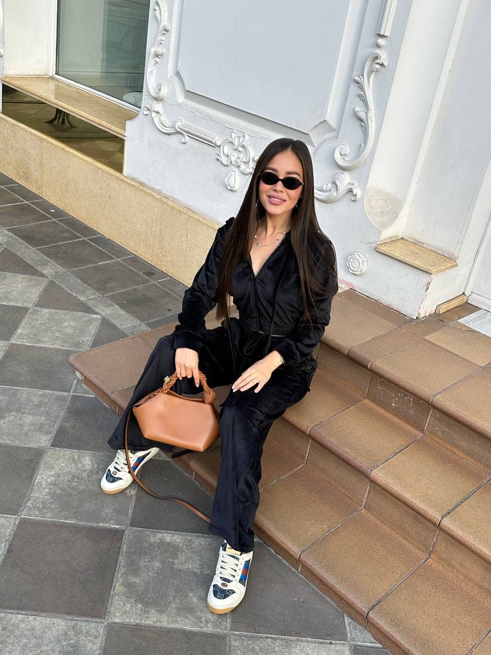 Жіночий велюровий костюм чорного кольору 34779