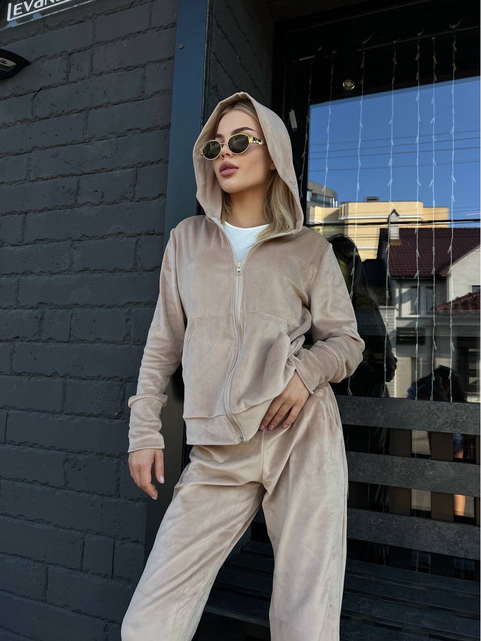 Жіночий велюровий костюм двійка бежевого кольору 34578