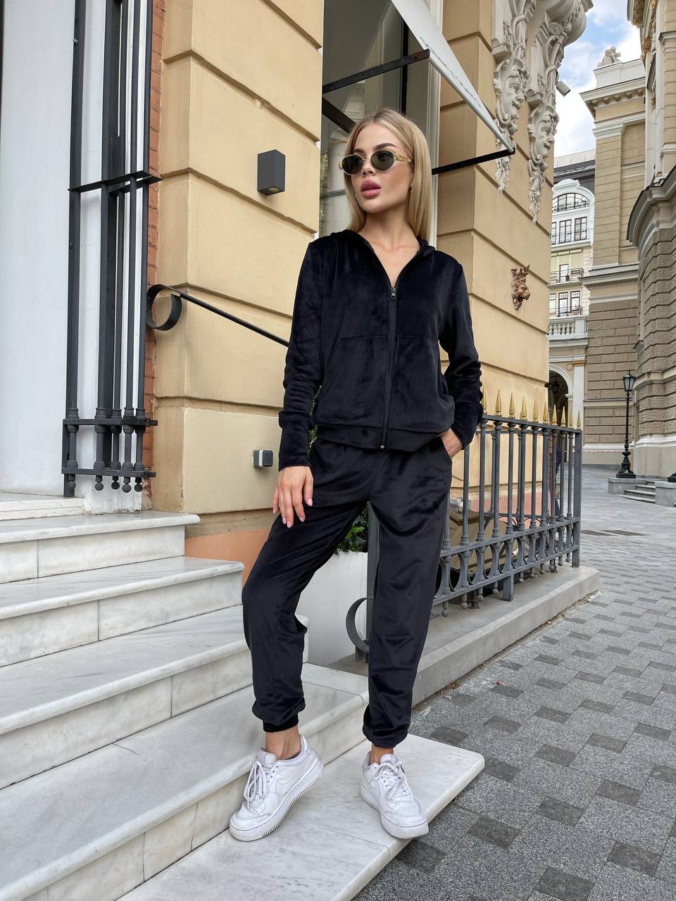 Жіночий велюровий костюм двійка чорного кольору 34582