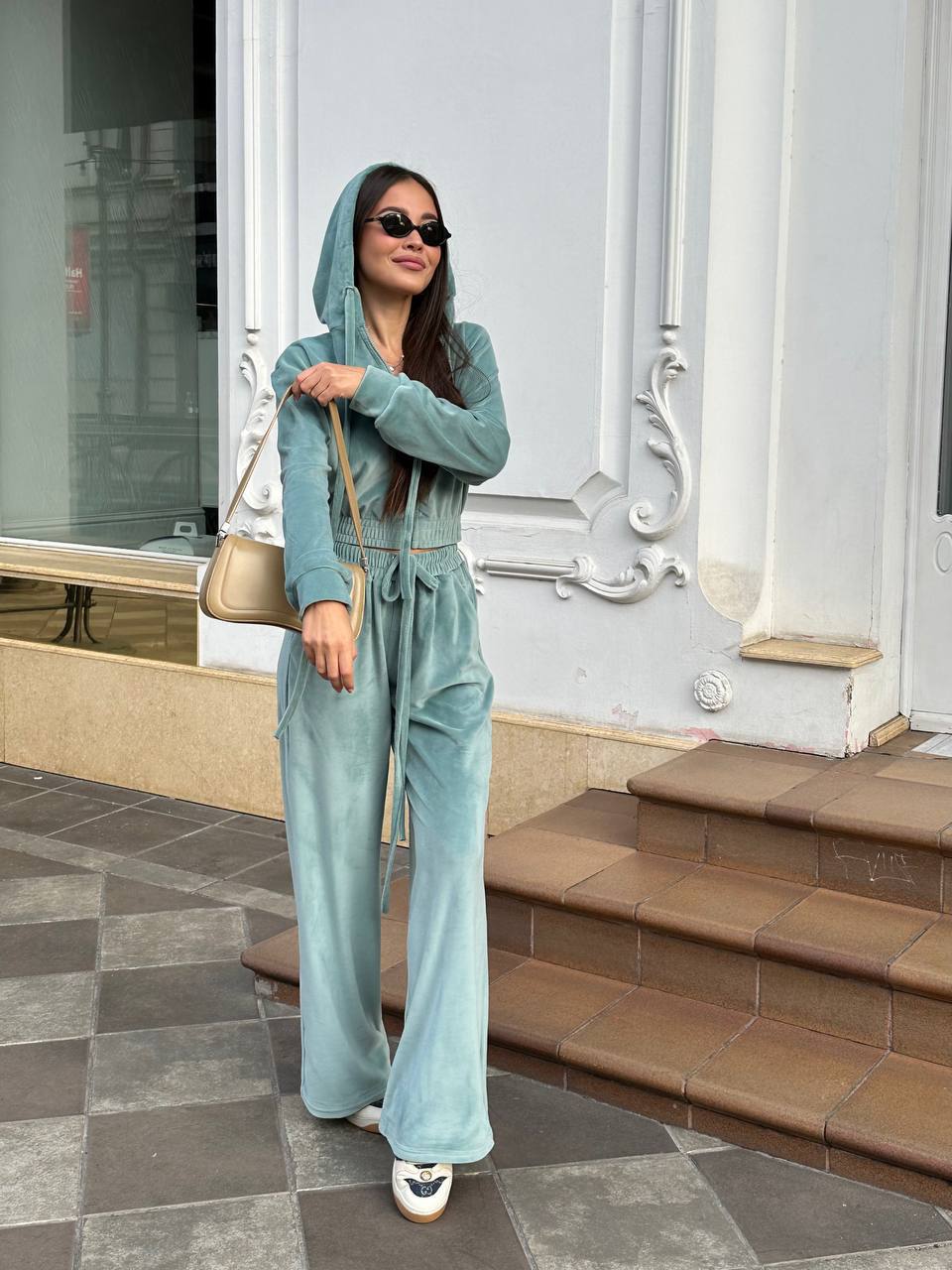 Жіночий велюровий костюм фiсташкового кольору 34788