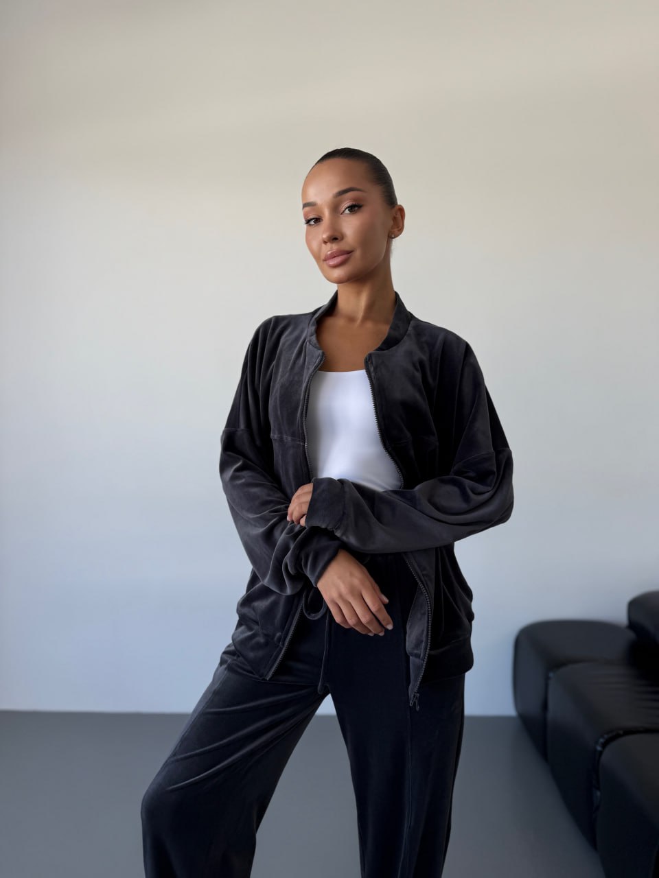 Жіночий велюровий костюм графiтового кольору 34451